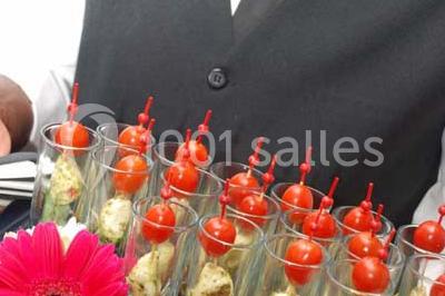 Miniature Traiteur Magny-le-Hongre (Seine-et-Marne) - Rubis Receptions #3 Cuisine professionnelle avec plans de travail en inox, évier, robinet flexible et porte de sortie au fond.