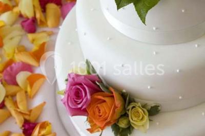 Miniature Traiteur Magny-le-Hongre (Seine-et-Marne) - Rubis Receptions #7 Cuisine professionnelle avec plans de travail en inox, évier, robinet flexible et porte de sortie au fond.