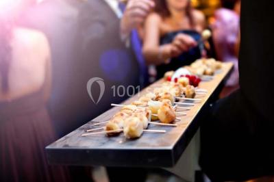 Miniature Traiteur Magny-le-Hongre (Seine-et-Marne) - Rubis Receptions #8 Cuisine professionnelle avec plans de travail en inox, évier, robinet flexible et porte de sortie au fond.