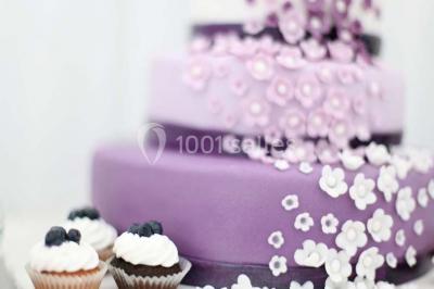 Miniature Traiteur Magny-le-Hongre (Seine-et-Marne) - Rubis Receptions #9 Cuisine professionnelle avec plans de travail en inox, évier, robinet flexible et porte de sortie au fond.