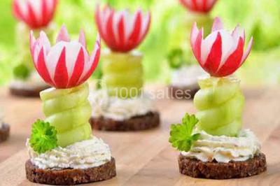 Miniature Traiteur Magny-le-Hongre (Seine-et-Marne) - Rubis Receptions #10 Cuisine professionnelle avec plans de travail en inox, évier, robinet flexible et porte de sortie au fond.