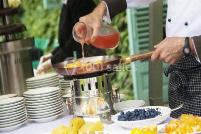 Miniature Traiteur Magny-le-Hongre (Seine-et-Marne) - Rubis Receptions #6 Cuisine professionnelle avec plans de travail en inox, évier, robinet flexible et porte de sortie au fond.
