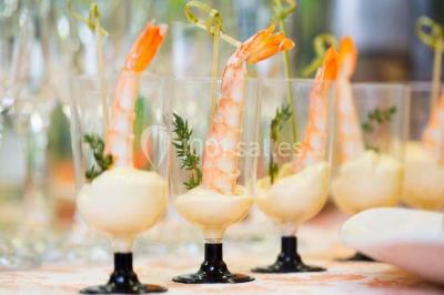 Miniature Traiteur Magny-le-Hongre (Seine-et-Marne) - Rubis Receptions #11 Cuisine professionnelle avec plans de travail en inox, évier, robinet flexible et porte de sortie au fond.