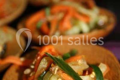 Miniature Traiteur Magny-le-Hongre (Seine-et-Marne) - Rubis Receptions #12 Cuisine professionnelle avec plans de travail en inox, évier, robinet flexible et porte de sortie au fond.