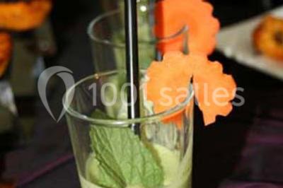 Miniature Traiteur Magny-le-Hongre (Seine-et-Marne) - Rubis Receptions #13 Cuisine professionnelle avec plans de travail en inox, évier, robinet flexible et porte de sortie au fond.