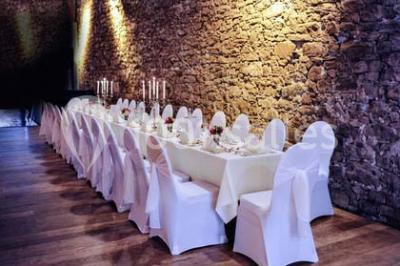 Miniature Traiteur Magny-le-Hongre (Seine-et-Marne) - Rubis Receptions #14 Cuisine professionnelle avec plans de travail en inox, évier, robinet flexible et porte de sortie au fond.