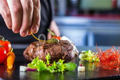 Miniature Traiteur Magny-le-Hongre (Seine-et-Marne) - Rubis Receptions #15 Cuisine professionnelle avec plans de travail en inox, évier, robinet flexible et porte de sortie au fond.