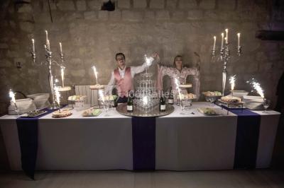 Miniature Traiteur Magny-le-Hongre (Seine-et-Marne) - Rubis Receptions #2 Cuisine professionnelle avec plans de travail en inox, évier, robinet flexible et porte de sortie au fond.