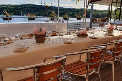 Miniature Traiteur Magny-le-Hongre (Seine-et-Marne) - Rubis Receptions #16 Cuisine professionnelle avec plans de travail en inox, évier, robinet flexible et porte de sortie au fond.