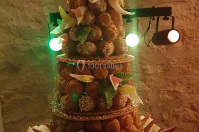 Miniature Traiteur Magny-le-Hongre (Seine-et-Marne) - Rubis Receptions #17 Cuisine professionnelle avec plans de travail en inox, évier, robinet flexible et porte de sortie au fond.