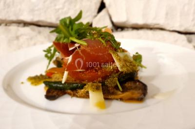 Miniature Traiteur Magny-le-Hongre (Seine-et-Marne) - Rubis Receptions #18 Cuisine professionnelle avec plans de travail en inox, évier, robinet flexible et porte de sortie au fond.