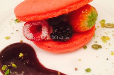 Miniature Traiteur Magny-le-Hongre (Seine-et-Marne) - Rubis Receptions #19 Cuisine professionnelle avec plans de travail en inox, évier, robinet flexible et porte de sortie au fond.