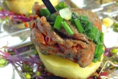 Miniature Traiteur Magny-le-Hongre (Seine-et-Marne) - Rubis Receptions #20 Cuisine professionnelle avec plans de travail en inox, évier, robinet flexible et porte de sortie au fond.