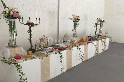 Miniature Traiteur Magny-le-Hongre (Seine-et-Marne) - Rubis Receptions #4 Cuisine professionnelle avec plans de travail en inox, évier, robinet flexible et porte de sortie au fond.