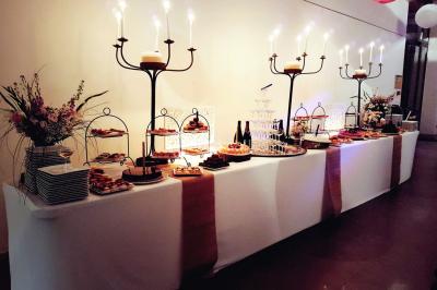 Miniature Traiteur Magny-le-Hongre (Seine-et-Marne) - Rubis Receptions #5 Cuisine professionnelle avec plans de travail en inox, évier, robinet flexible et porte de sortie au fond.