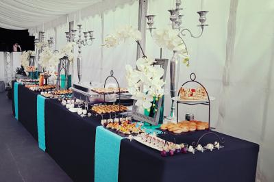 Miniature Traiteur Magny-le-Hongre (Seine-et-Marne) - Rubis Receptions #21 Cuisine professionnelle avec plans de travail en inox, évier, robinet flexible et porte de sortie au fond.