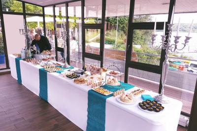 Miniature Traiteur Magny-le-Hongre (Seine-et-Marne) - Rubis Receptions #22 Cuisine professionnelle avec plans de travail en inox, évier, robinet flexible et porte de sortie au fond.