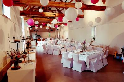 Miniature Traiteur Magny-le-Hongre (Seine-et-Marne) - Rubis Receptions #23 Cuisine professionnelle avec plans de travail en inox, évier, robinet flexible et porte de sortie au fond.