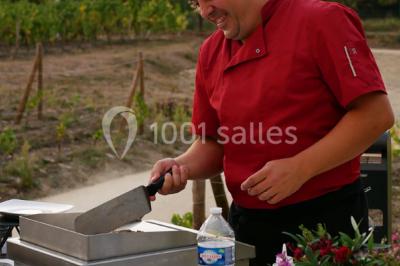 Miniature Traiteur Sainte-Luce-sur-Loire (Loire-Atlantique) - Le Petit Luce #2 Bol de farine, fouet métallique, citrons, zesteur, beurre et noisettes posés sur une planche en bois.