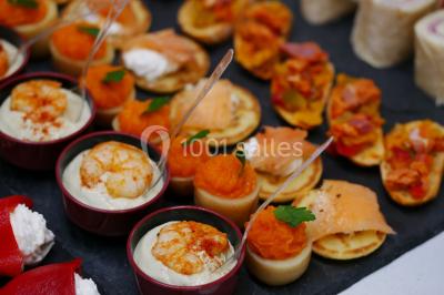 Miniature Traiteur Sainte-Luce-sur-Loire (Loire-Atlantique) - Le Petit Luce #3 Bol de farine, fouet métallique, citrons, zesteur, beurre et noisettes posés sur une planche en bois.