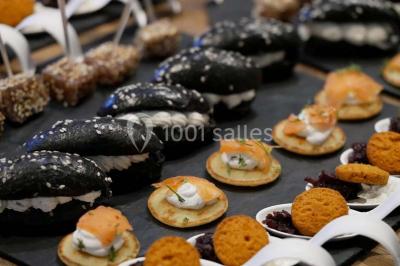 Miniature Traiteur Sainte-Luce-sur-Loire (Loire-Atlantique) - Le Petit Luce #4 Bol de farine, fouet métallique, citrons, zesteur, beurre et noisettes posés sur une planche en bois.