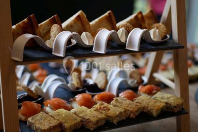 Miniature Traiteur Sainte-Luce-sur-Loire (Loire-Atlantique) - Le Petit Luce #5 Bol de farine, fouet métallique, citrons, zesteur, beurre et noisettes posés sur une planche en bois.