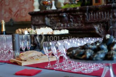 Miniature Traiteur Sainte-Luce-sur-Loire (Loire-Atlantique) - Le Petit Luce #6 Bol de farine, fouet métallique, citrons, zesteur, beurre et noisettes posés sur une planche en bois.