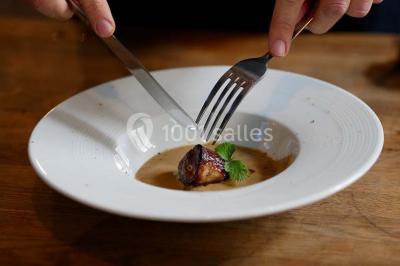 Miniature Traiteur Sainte-Luce-sur-Loire (Loire-Atlantique) - Le Petit Luce #7 Bol de farine, fouet métallique, citrons, zesteur, beurre et noisettes posés sur une planche en bois.