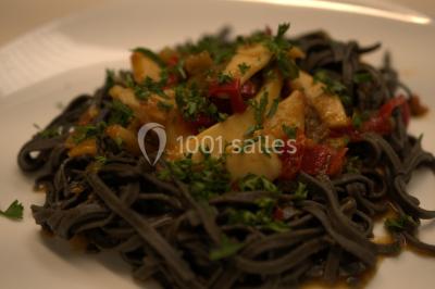 Miniature Traiteur Sainte-Luce-sur-Loire (Loire-Atlantique) - Le Petit Luce #8 Bol de farine, fouet métallique, citrons, zesteur, beurre et noisettes posés sur une planche en bois.