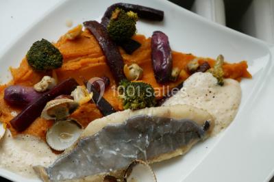 Miniature Traiteur Sainte-Luce-sur-Loire (Loire-Atlantique) - Le Petit Luce #9 Bol de farine, fouet métallique, citrons, zesteur, beurre et noisettes posés sur une planche en bois.