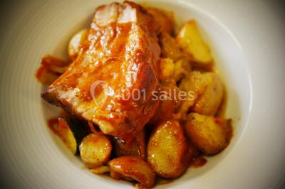 Miniature Traiteur Sainte-Luce-sur-Loire (Loire-Atlantique) - Le Petit Luce #10 Bol de farine, fouet métallique, citrons, zesteur, beurre et noisettes posés sur une planche en bois.