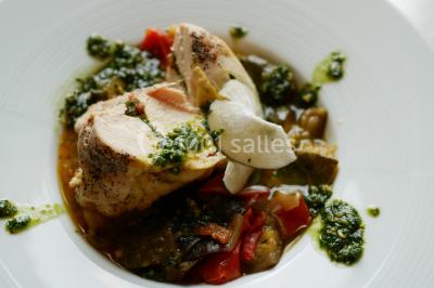 Miniature Traiteur Sainte-Luce-sur-Loire (Loire-Atlantique) - Le Petit Luce #11 Bol de farine, fouet métallique, citrons, zesteur, beurre et noisettes posés sur une planche en bois.