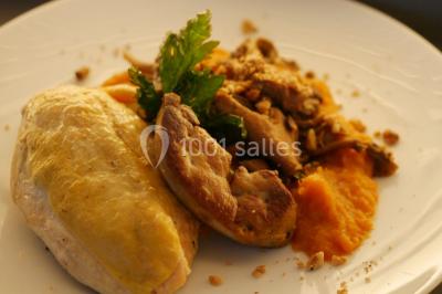 Miniature Traiteur Sainte-Luce-sur-Loire (Loire-Atlantique) - Le Petit Luce #12 Bol de farine, fouet métallique, citrons, zesteur, beurre et noisettes posés sur une planche en bois.