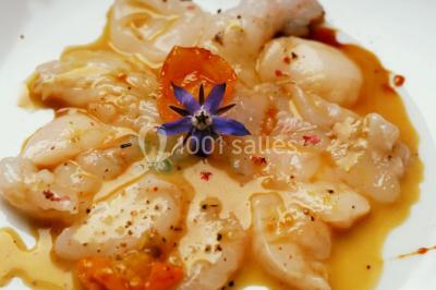 Miniature Traiteur Sainte-Luce-sur-Loire (Loire-Atlantique) - Le Petit Luce #13 Bol de farine, fouet métallique, citrons, zesteur, beurre et noisettes posés sur une planche en bois.