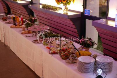 Miniature Traiteur Sainte-Luce-sur-Loire (Loire-Atlantique) - Le Petit Luce #14 Bol de farine, fouet métallique, citrons, zesteur, beurre et noisettes posés sur une planche en bois.