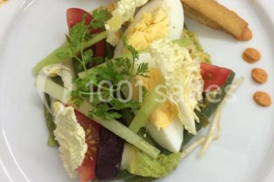 Miniature Traiteur Sainte-Luce-sur-Loire (Loire-Atlantique) - Le Petit Luce #15 Bol de farine, fouet métallique, citrons, zesteur, beurre et noisettes posés sur une planche en bois.