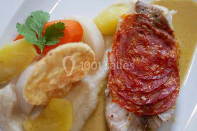 Miniature Traiteur Sainte-Luce-sur-Loire (Loire-Atlantique) - Le Petit Luce #16 Bol de farine, fouet métallique, citrons, zesteur, beurre et noisettes posés sur une planche en bois.