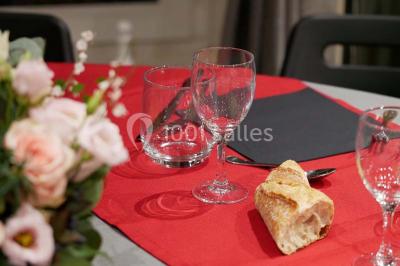 Miniature Traiteur Sainte-Luce-sur-Loire (Loire-Atlantique) - Le Petit Luce #17 Bol de farine, fouet métallique, citrons, zesteur, beurre et noisettes posés sur une planche en bois.