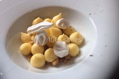 Miniature Traiteur Sainte-Luce-sur-Loire (Loire-Atlantique) - Le Petit Luce #18 Bol de farine, fouet métallique, citrons, zesteur, beurre et noisettes posés sur une planche en bois.