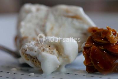 Miniature Traiteur Sainte-Luce-sur-Loire (Loire-Atlantique) - Le Petit Luce #19 Bol de farine, fouet métallique, citrons, zesteur, beurre et noisettes posés sur une planche en bois.