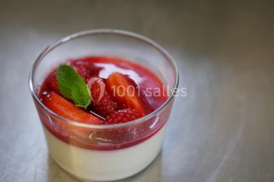 Miniature Traiteur Sainte-Luce-sur-Loire (Loire-Atlantique) - Le Petit Luce #20 Bol de farine, fouet métallique, citrons, zesteur, beurre et noisettes posés sur une planche en bois.