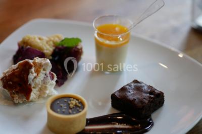 Miniature Traiteur Sainte-Luce-sur-Loire (Loire-Atlantique) - Le Petit Luce #21 Bol de farine, fouet métallique, citrons, zesteur, beurre et noisettes posés sur une planche en bois.