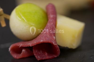 Miniature Traiteur Sainte-Luce-sur-Loire (Loire-Atlantique) - Le Petit Luce #22 Bol de farine, fouet métallique, citrons, zesteur, beurre et noisettes posés sur une planche en bois.