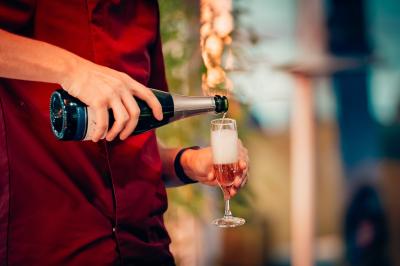 Miniature Traiteur Sainte-Luce-sur-Loire (Loire-Atlantique) - Le Petit Luce #23 Bol de farine, fouet métallique, citrons, zesteur, beurre et noisettes posés sur une planche en bois.