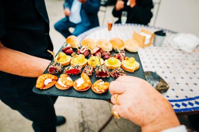 Miniature Traiteur Sainte-Luce-sur-Loire (Loire-Atlantique) - Le Petit Luce #25 Bol de farine, fouet métallique, citrons, zesteur, beurre et noisettes posés sur une planche en bois.