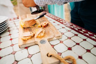 Miniature Traiteur Sainte-Luce-sur-Loire (Loire-Atlantique) - Le Petit Luce #26 Bol de farine, fouet métallique, citrons, zesteur, beurre et noisettes posés sur une planche en bois.