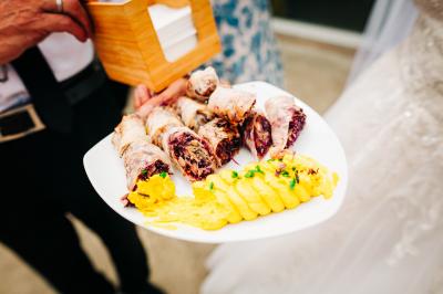 Miniature Traiteur Sainte-Luce-sur-Loire (Loire-Atlantique) - Le Petit Luce #28 Bol de farine, fouet métallique, citrons, zesteur, beurre et noisettes posés sur une planche en bois.