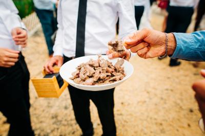 Miniature Traiteur Sainte-Luce-sur-Loire (Loire-Atlantique) - Le Petit Luce #29 Bol de farine, fouet métallique, citrons, zesteur, beurre et noisettes posés sur une planche en bois.