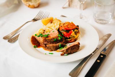 Miniature Traiteur Sainte-Luce-sur-Loire (Loire-Atlantique) - Le Petit Luce #30 Bol de farine, fouet métallique, citrons, zesteur, beurre et noisettes posés sur une planche en bois.