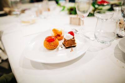 Miniature Traiteur Sainte-Luce-sur-Loire (Loire-Atlantique) - Le Petit Luce #33 Bol de farine, fouet métallique, citrons, zesteur, beurre et noisettes posés sur une planche en bois.